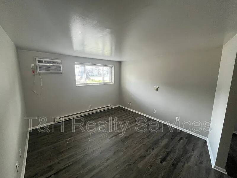 2 bed, 1.0 bath, 775 sqft, $1,050 — Photo 3