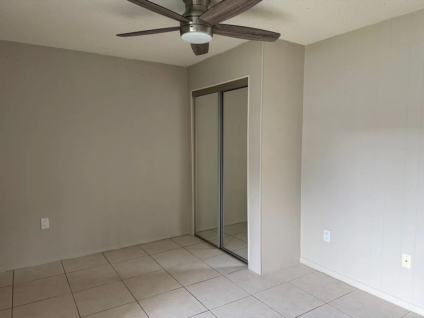 * Move In Special * 1/2 Off 2nd Month's Rent!! Spacious 876 Sf Unit - 2 Bd / 1 Ba Near Uf - Brand... — Photo 2