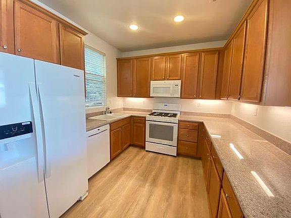 5th image of 33 Picasso Ct