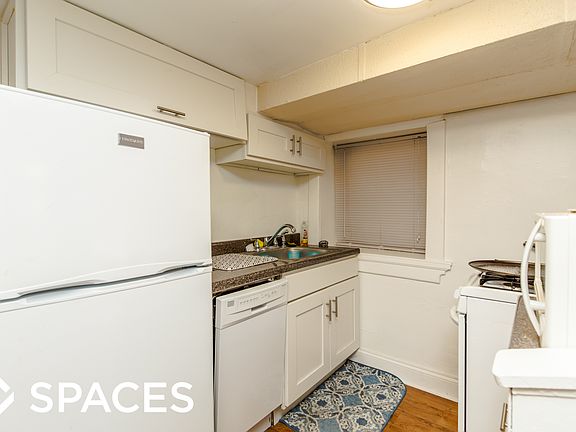 3rd image of 1902 W Cortland St APT Gdn