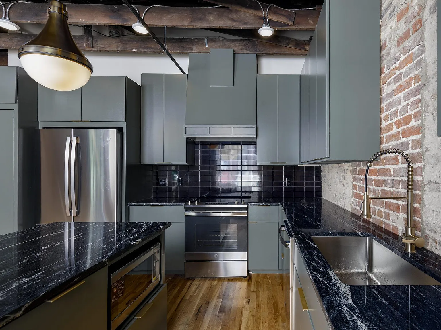 2 bed, 1.5 bath, 865 sqft, $1,550 — Photo 4