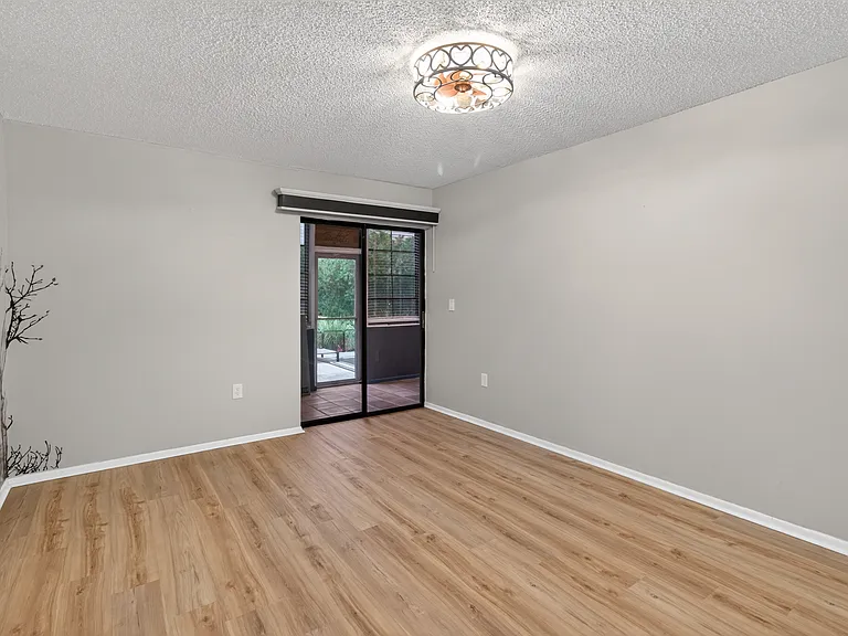 320 Michaels Cir — Photo 21