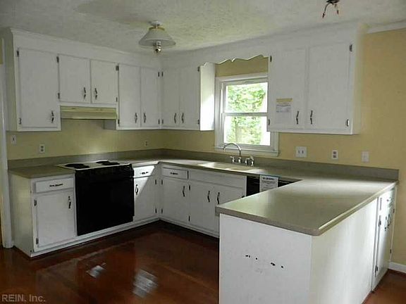 4th image of 115 Camelot Cres