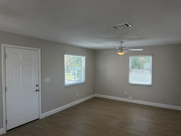 1014 W Baker St #B — Photo 4