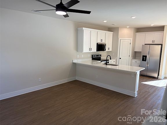 3rd image of 928 Blake Rd