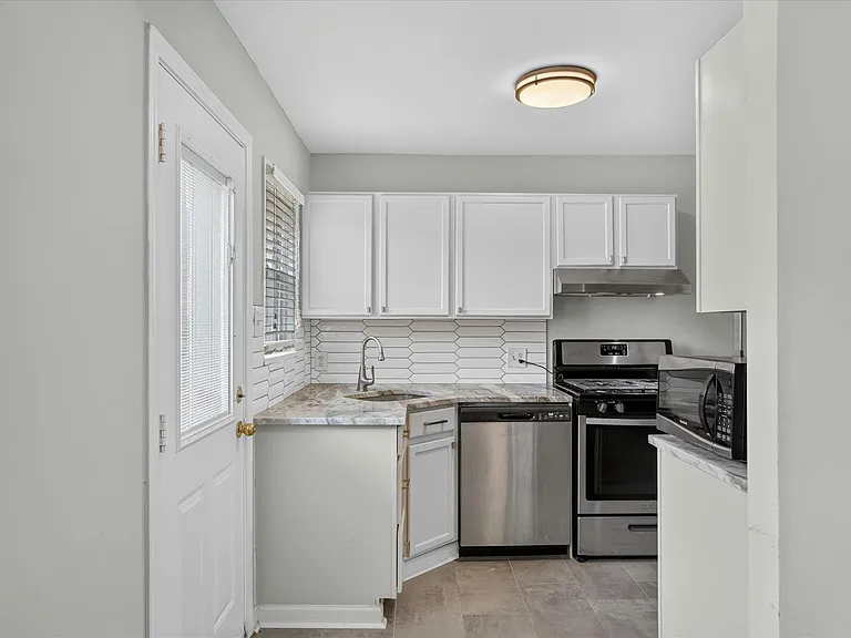 3284 Coolidge Hwy — Photo 13