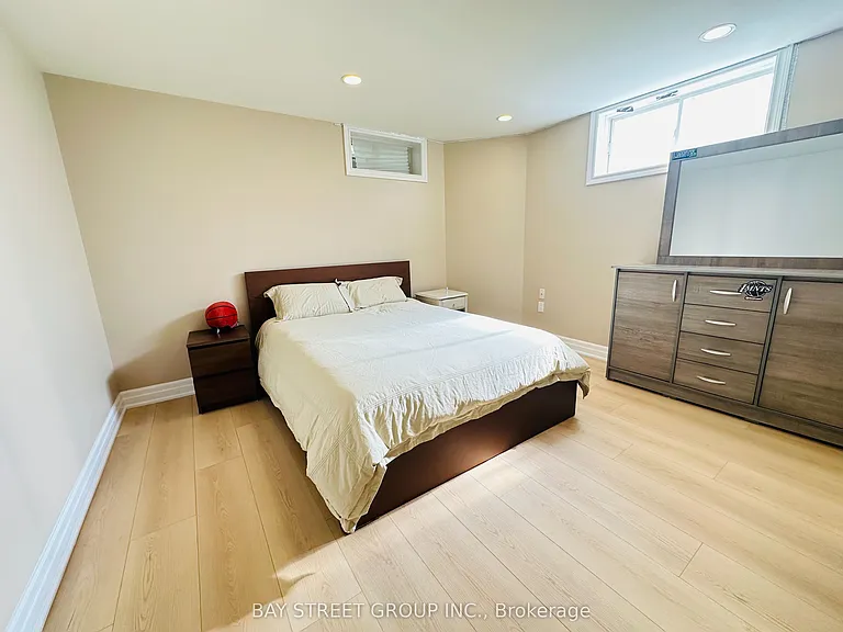 118 Fairglen Ave — Photo 18