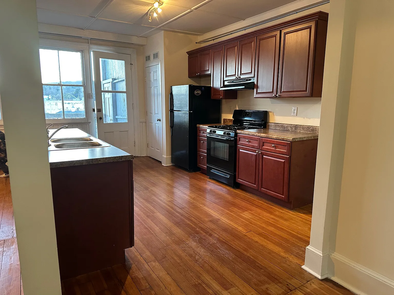 2 bed, 1100 sqft, $1,750 — Photo 2