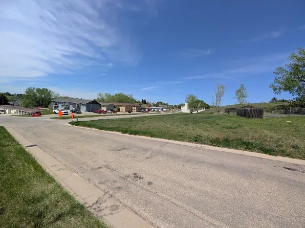 1116 Glacial Dr, Minot, ND 58703