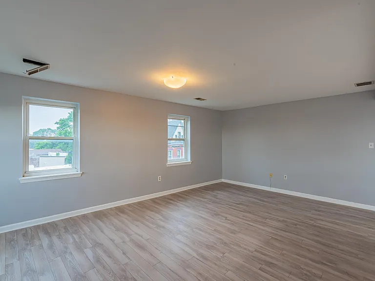 104 N Graham St — Photo 4