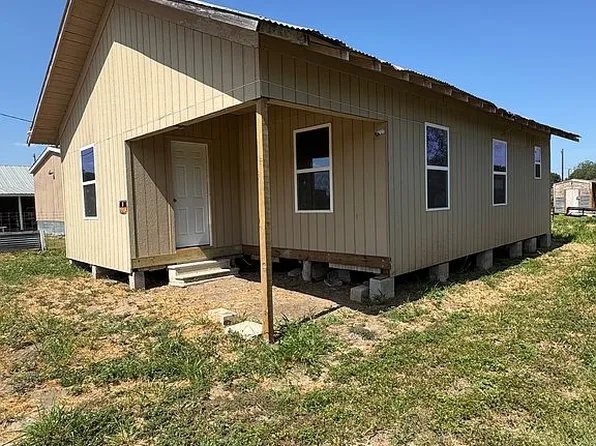 1708 Hackberry St, Three Rivers, TX 78071