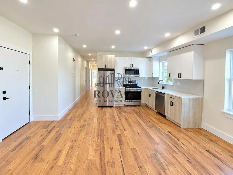 4 bed, 900 sqft, $3,050 — Photo 1