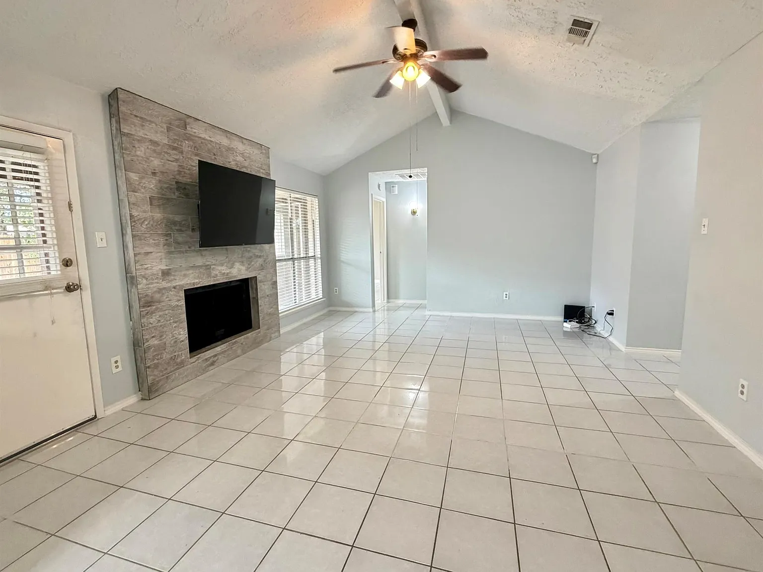 3 bed, 2.0 bath, 1414 sqft, $2,000 — Photo 2
