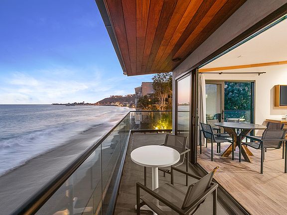 Our closest suite to the water provides a direct view of the Pacific Ocean