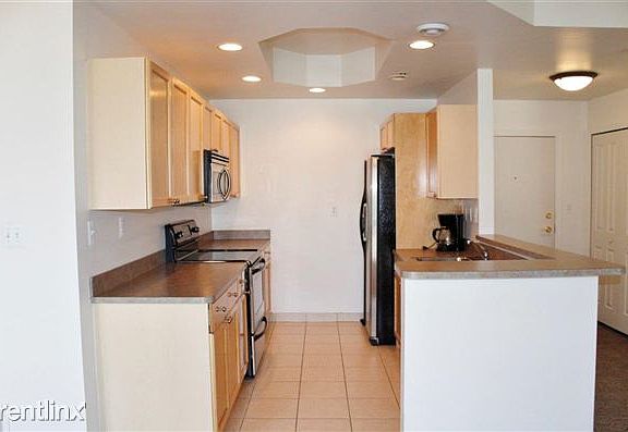 6. Kitchen - 2737 E Maple