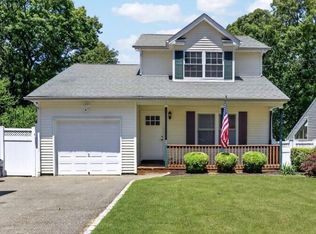 29 Beech Avenue, Farmingville, NY 11738