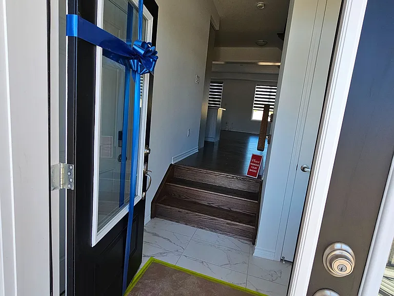 879 Amand Dr — Photo 2