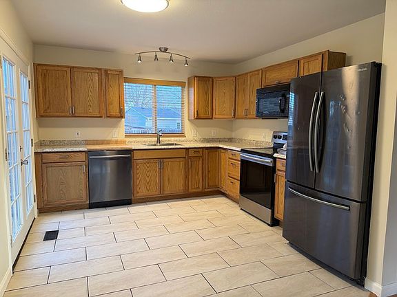 3rd image of 2406 Bowen St