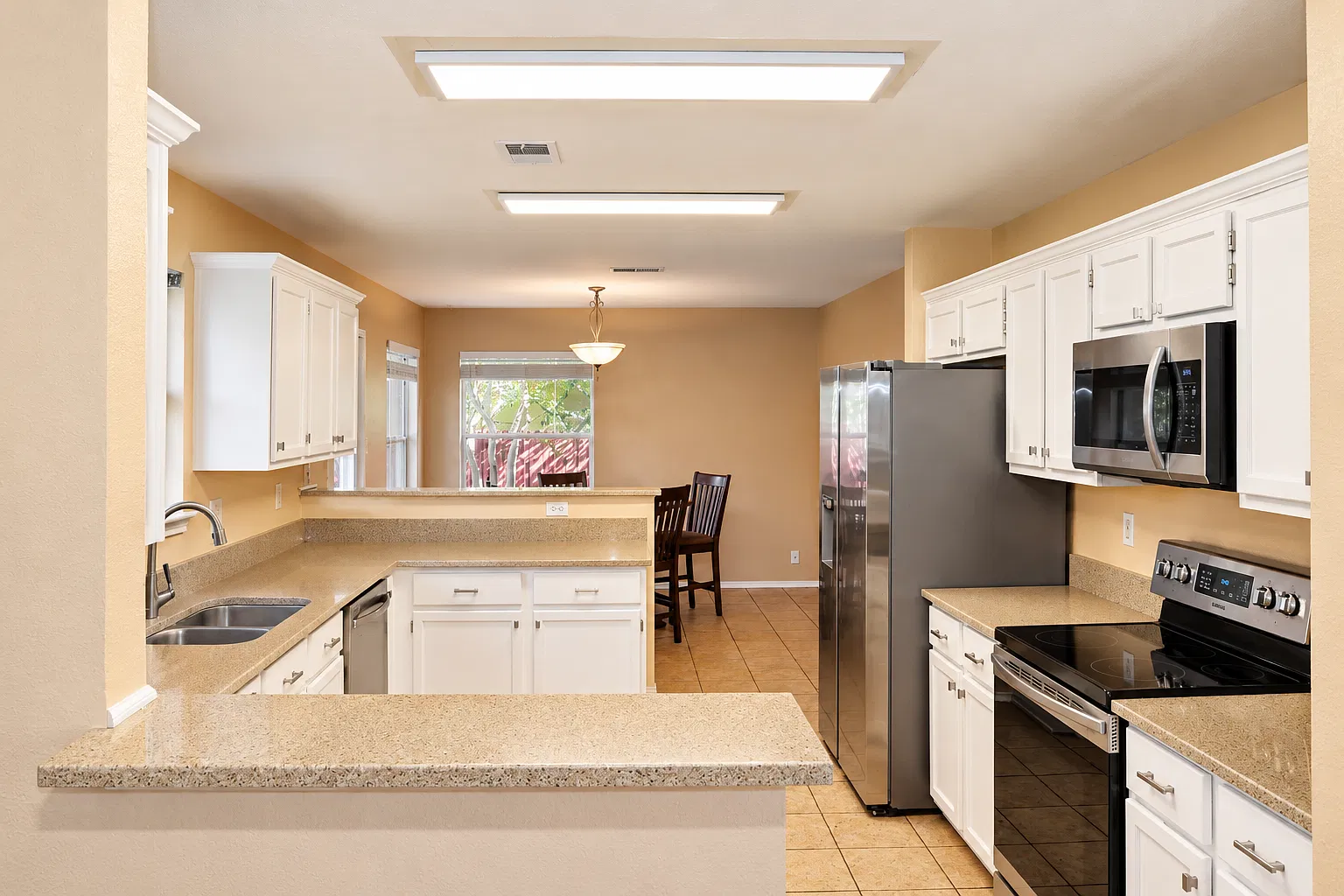 3 bed, 2.5 bath, 2424 sqft, $2,300 — Photo 3