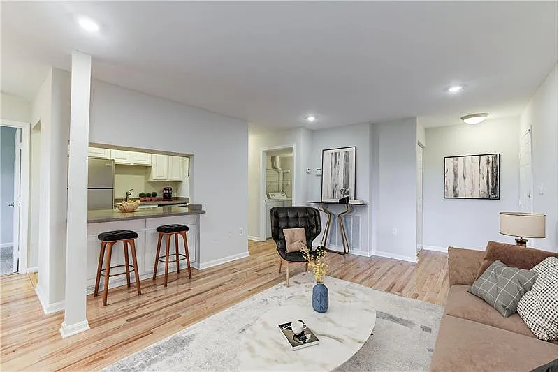 Building Photo - 102 Westwick Ct #8