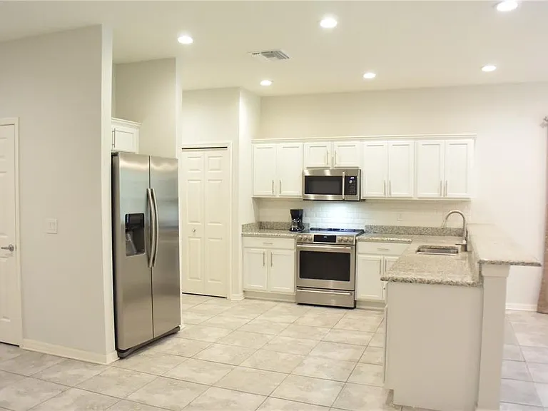 1213 Grantham Dr — Photo 6