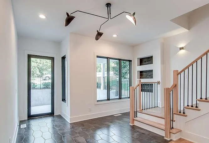 4 bed, 3233 sqft, $5,200 — Photo 3