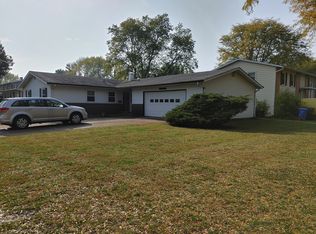 1401 W Catalpa Ln, Mount Prospect, IL