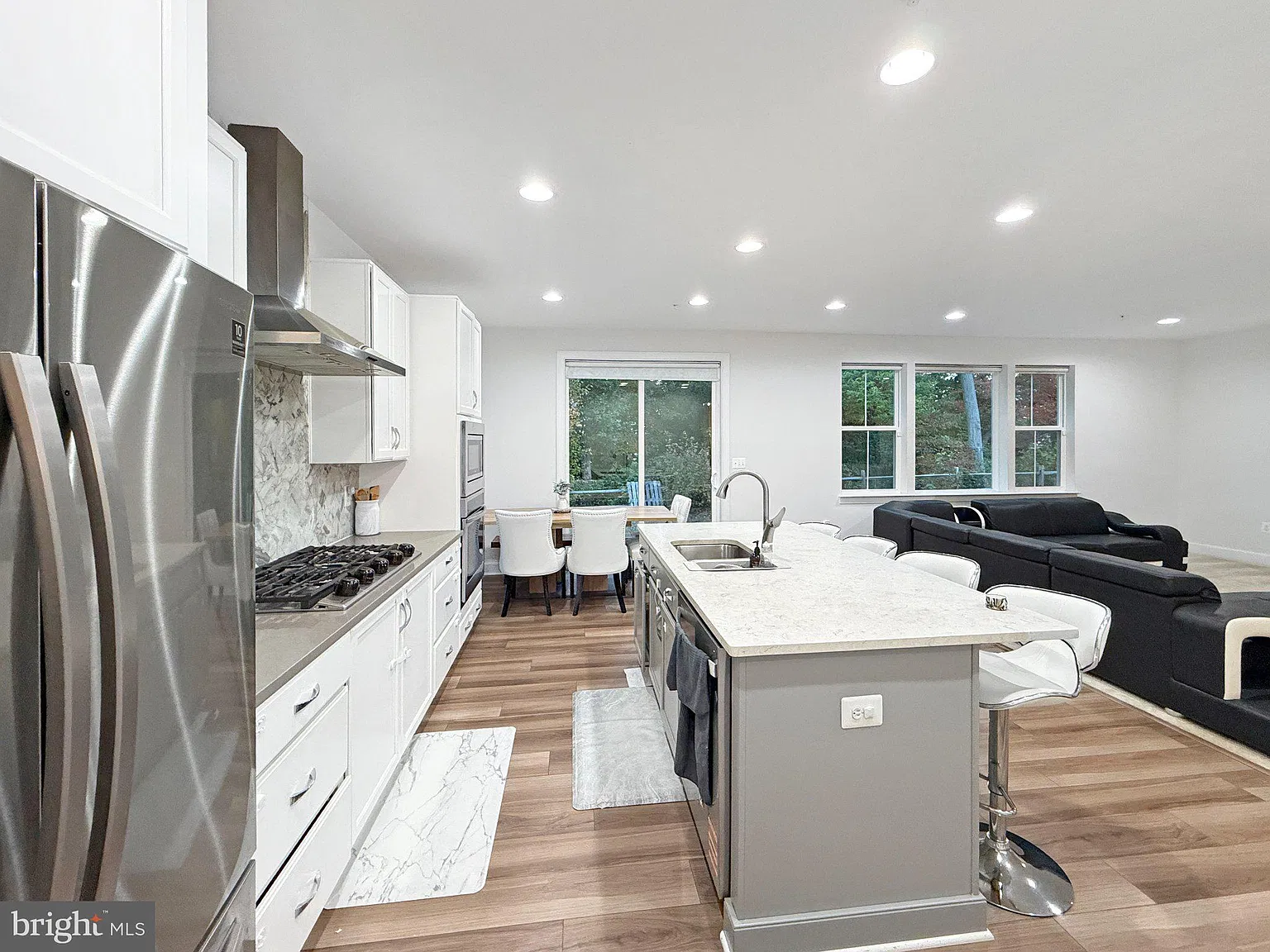 6 bed, 5.0 bath, 4000 sqft, $4,300 — Photo 4