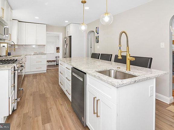 4th image of 7512 Slade Ave