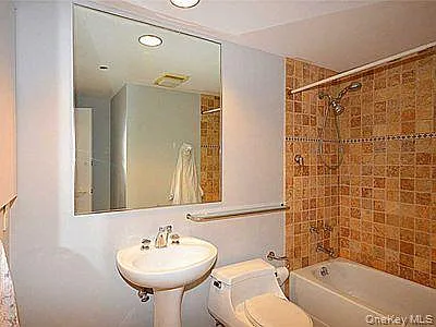 100 Cuttermill Rd #4V — Photo 14