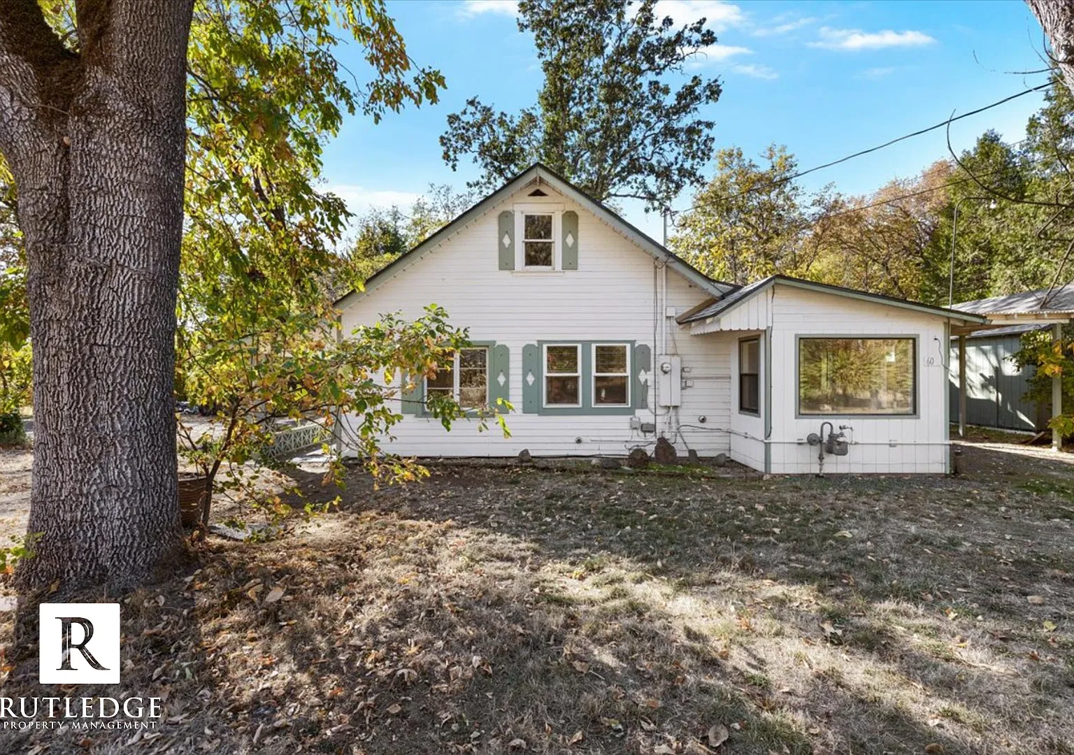 Beautiful 3 Bedroom Home on 1.25 Acres in Shady Cove — Photo 3