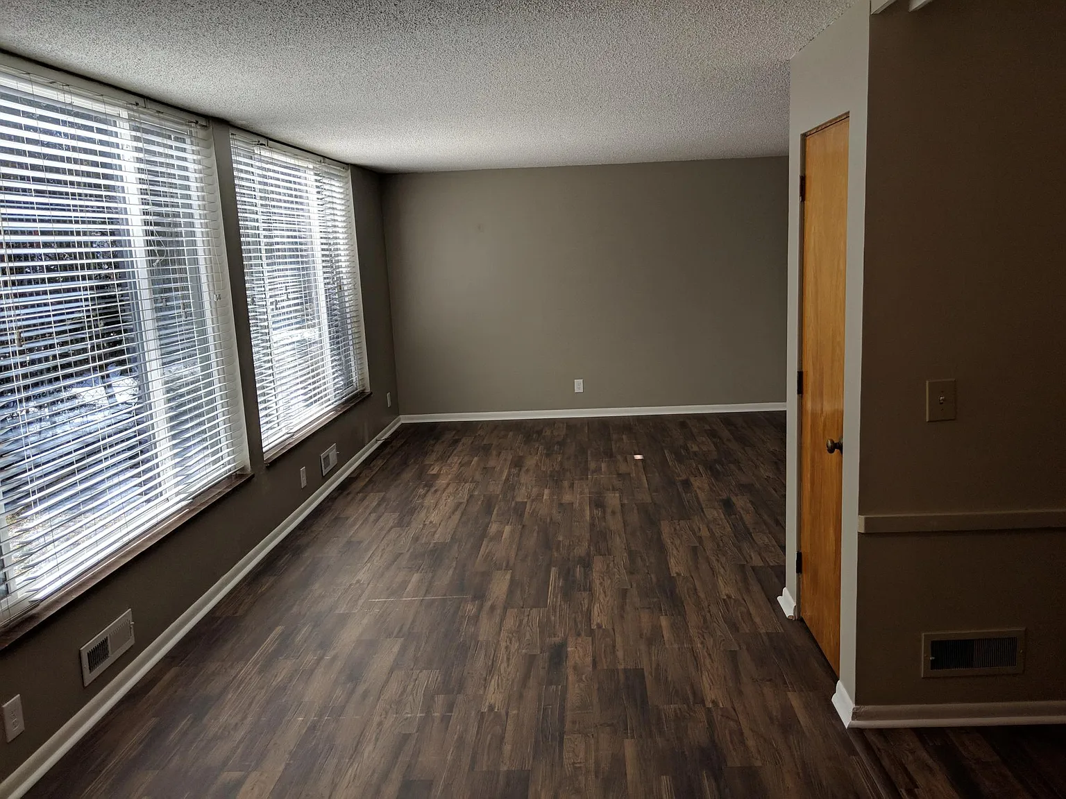 2 bed, 1200 sqft, $1,000 — Photo 2