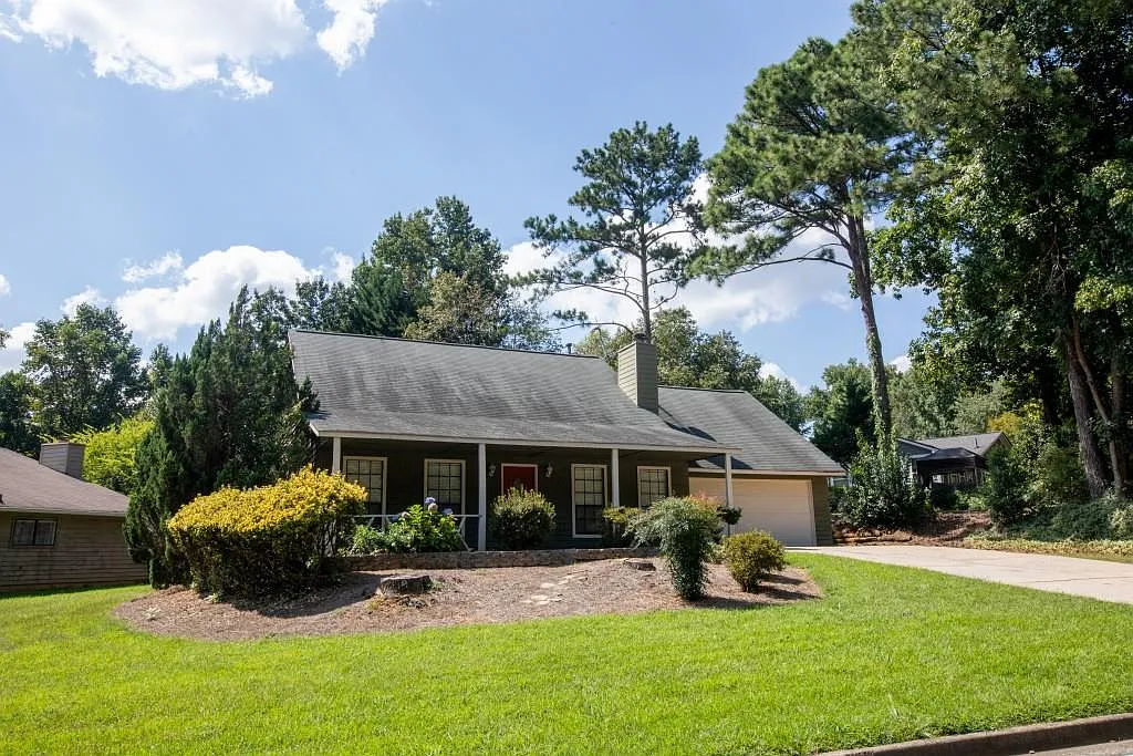 3 bed, 2.0 bath, 2223 sqft, $2,600 — Photo 1