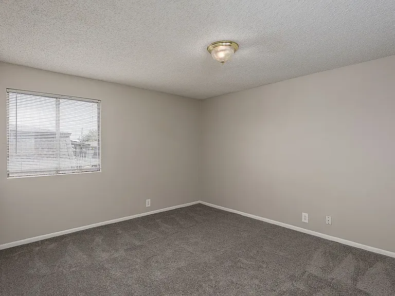 Hartford House Apartments — Photo 9