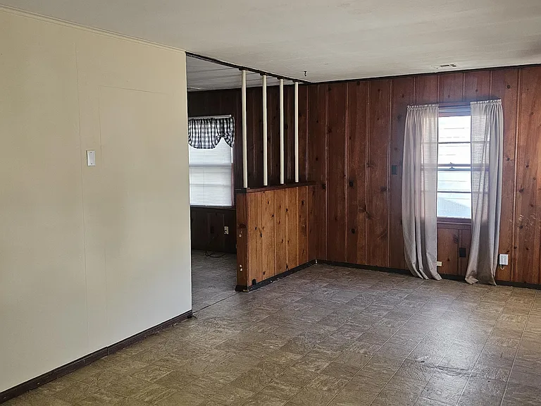 1041 S Yale St — Photo 2