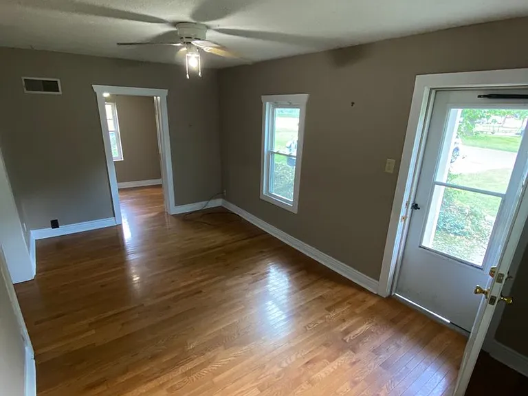 105 Clinton Dr — Photo 1
