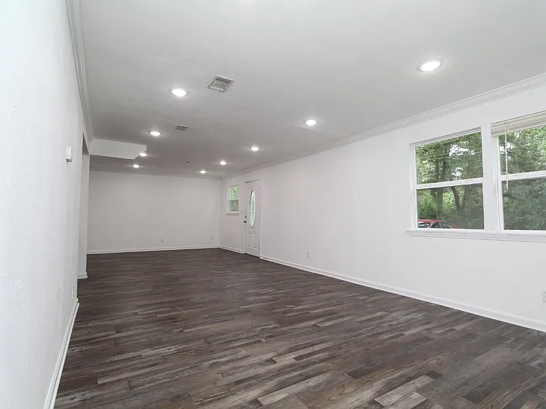 150 E Ensley St — Photo 9