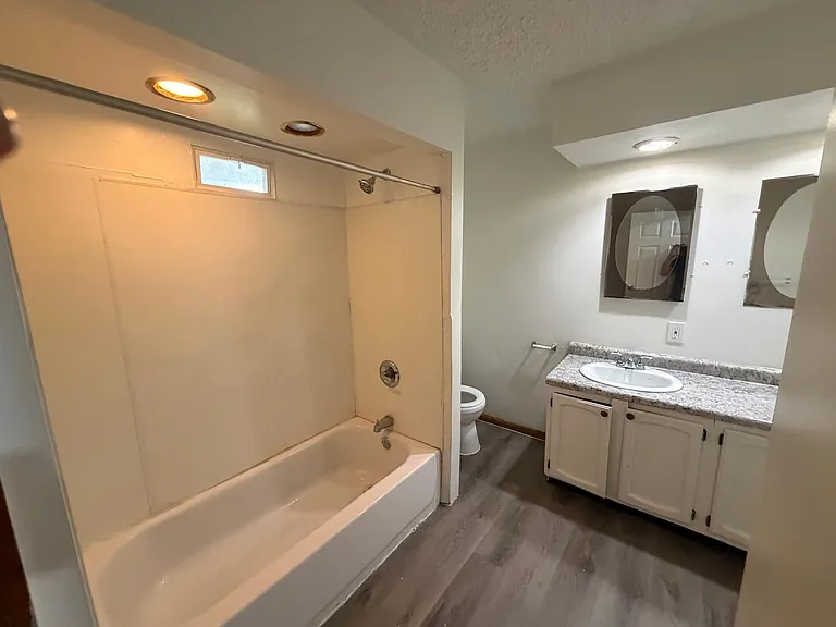 2610 Clyde Pl SW — Photo 3