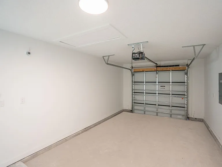 816 W 9th St — Photo 31