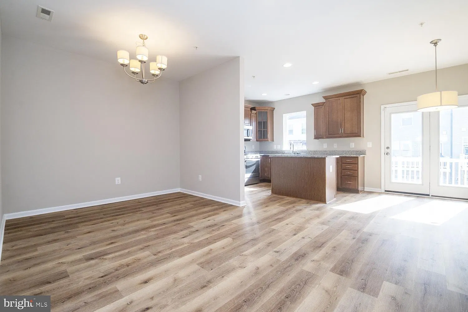 4 bed, 4.0 bath, 2000 sqft, $3,050 — Photo 3