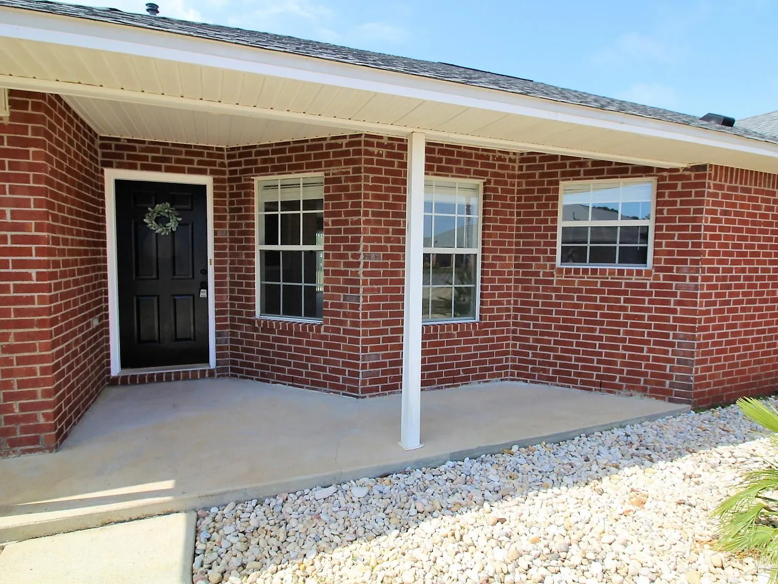 3 bed, 2.0 bath, 1950 sqft, $2,050 — Photo 2