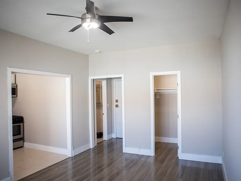 Gorgeous Newly Remodeled One Bedroom and Studios — Photo 12
