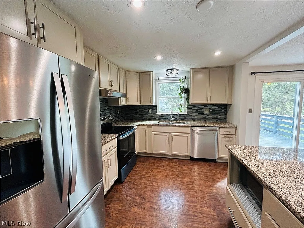 3 bed, 2.5 bath, $2,200 — Photo 2