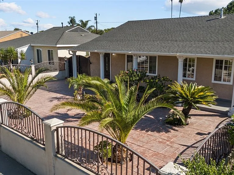 11252 Saticoy St — Photo 1