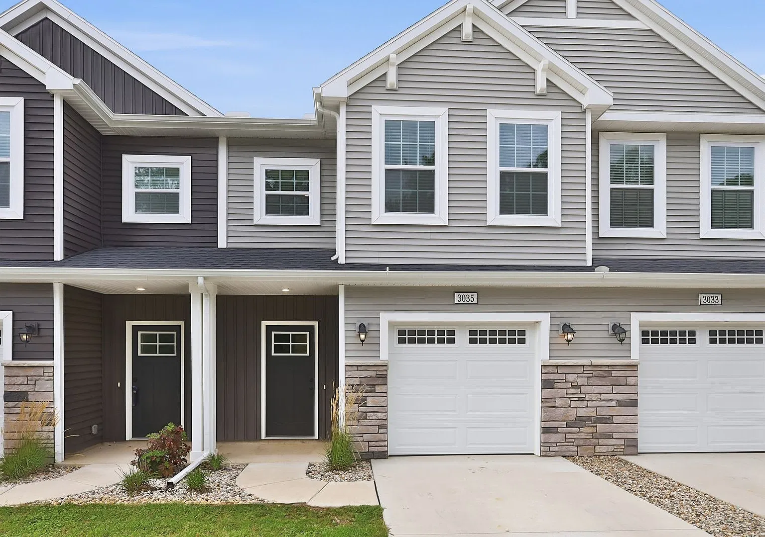 1 Month FREE Rent! Applied to Your First Full Month. Terms & Conditions Apply. — Photo 1
