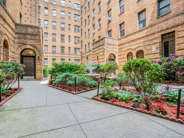 83-44 Lefferts Boulevard image 2 of 25