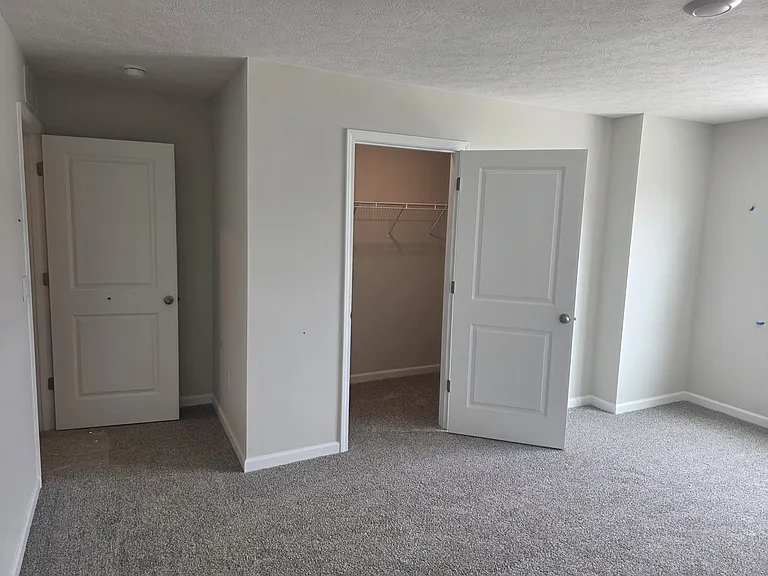 bed 2/3 closet