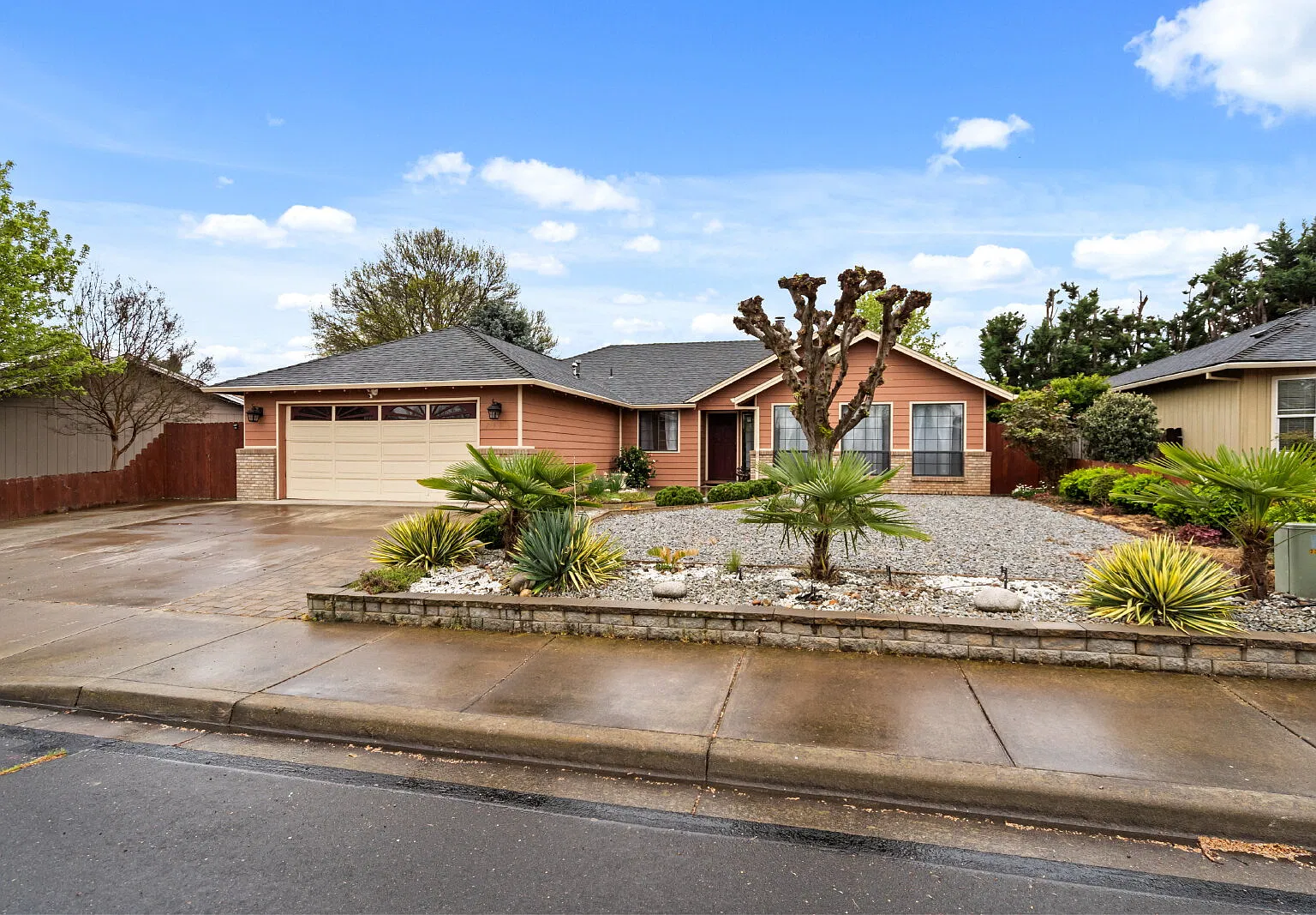 For Rent: Spacious Single Family Home in Medford, Oregon — Photo 4