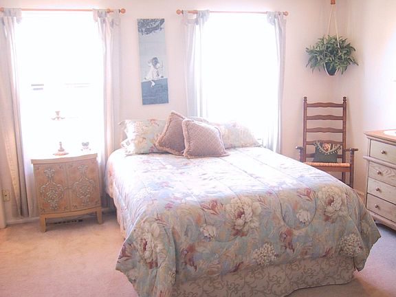 LARGE, BRIGHT MASTER BEDROOM