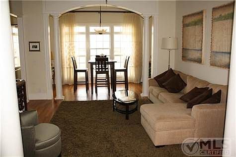 4th image of 1008 Twin View Dr